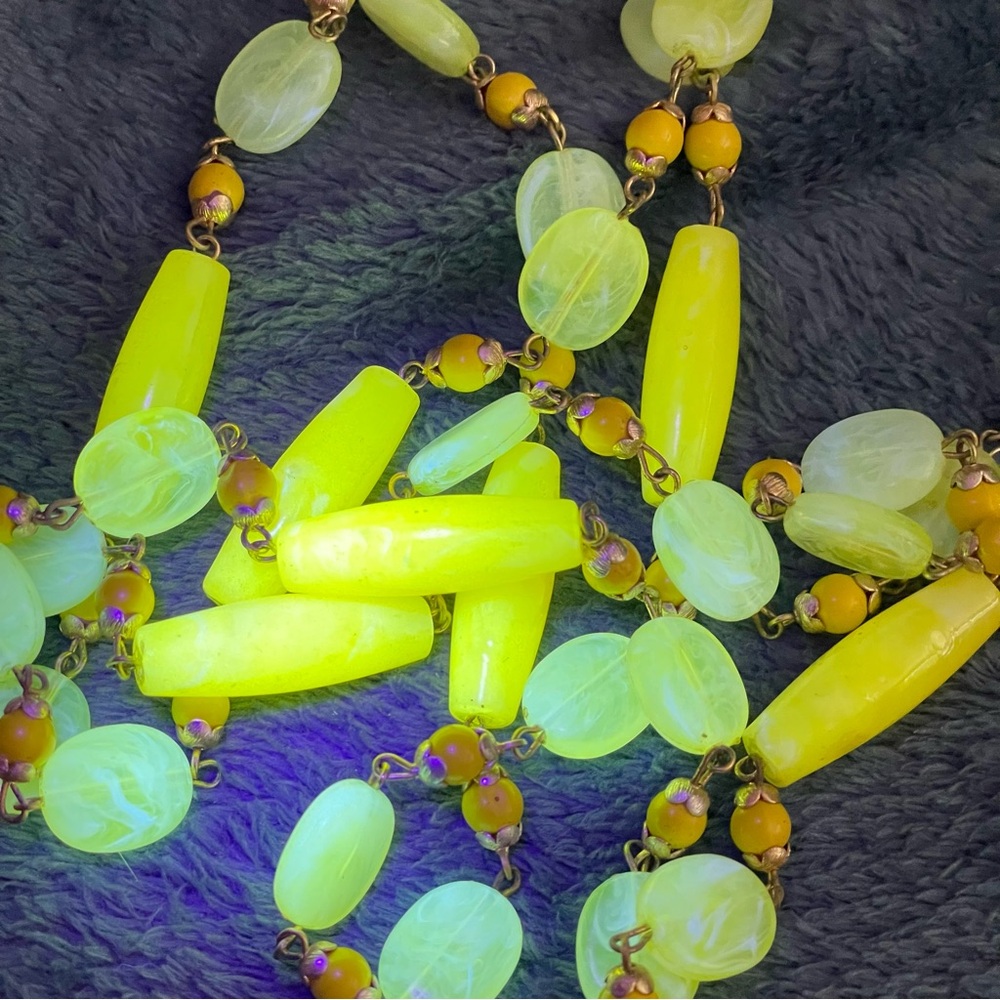 Vtg/antique acrylic/lucite? flapper length necklace glows 23”